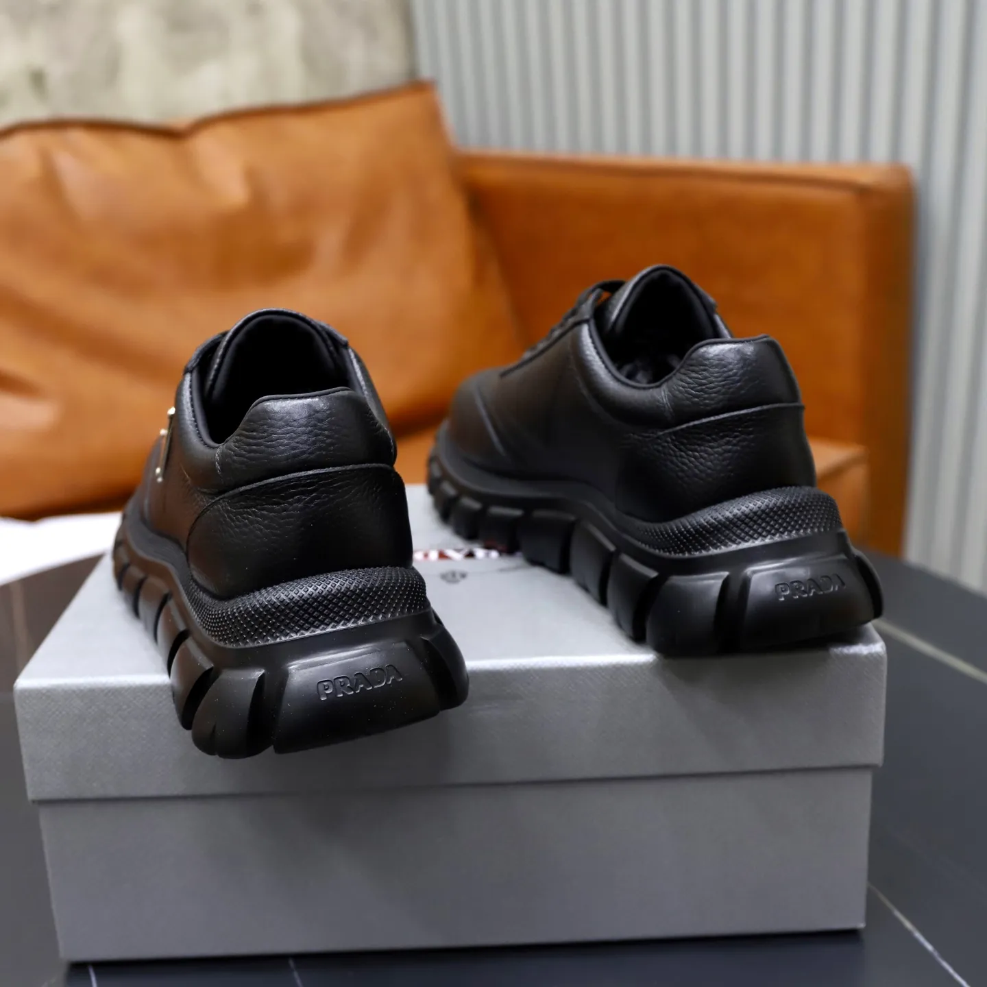 Ex-factory price: 700💰Top original order Brand: PRADA (Prada) Standard code: Men's size 38/44 (45 can be customized) Grade: Same as the official website Material: Original cowhide stitching, cowhide lining, original combination two-color wear-resistant soft outsole Style category: casual sports version, young fashion, European and American trend, British style Color: actual picture color